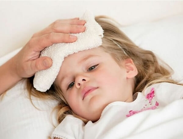 Trẻ bị viêm họng thường có biểu hiện sốt