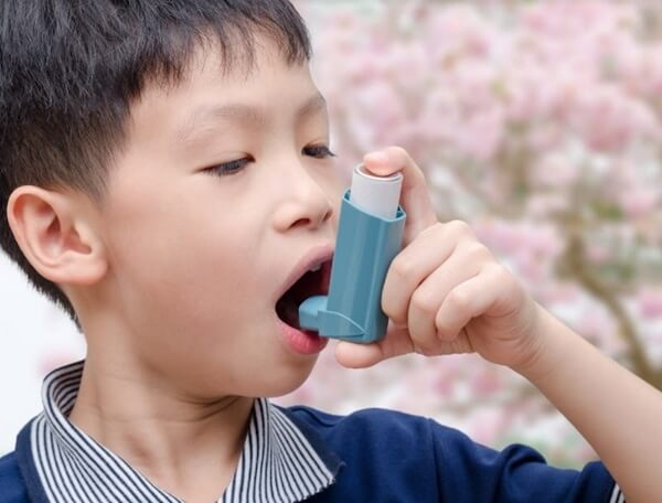 Điều trị hen suyễn ở trẻ chủ yếu bằng thuốc